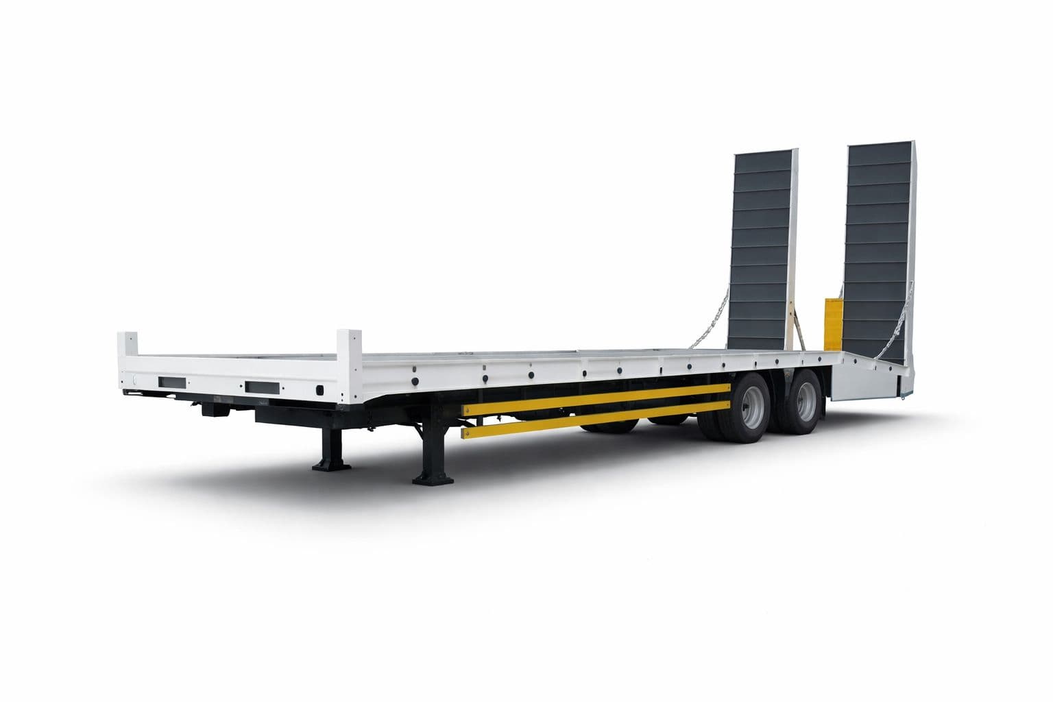 مقطورة سطحة منخفضة مع منحدرات تحميل